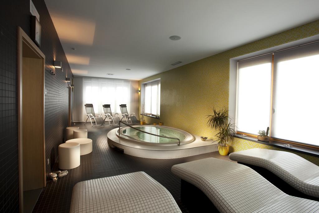 Hotel Kravi Hora Boretice Ngoại thất bức ảnh