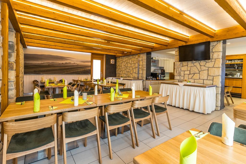 Hotel Kravi Hora Boretice Ngoại thất bức ảnh
